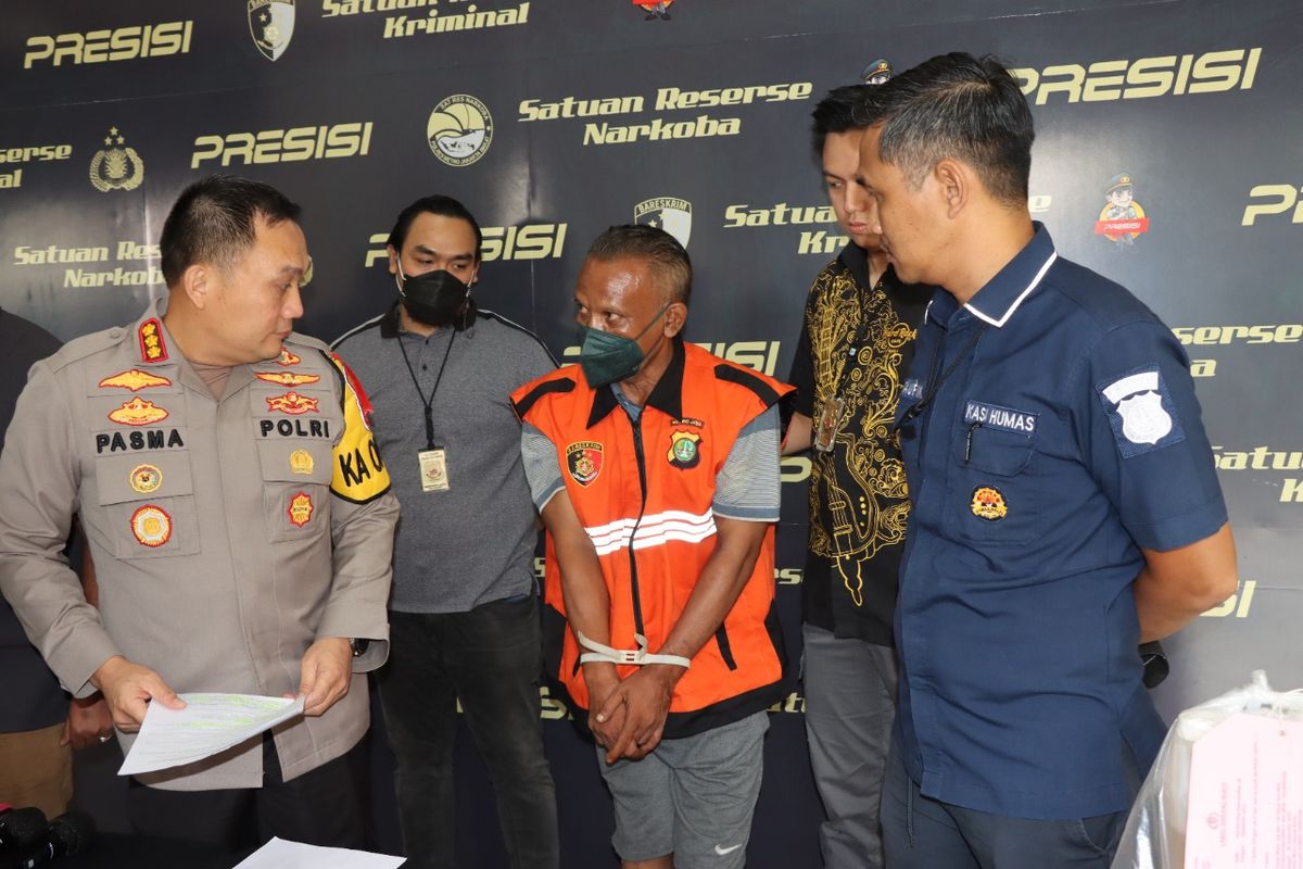 Konferensi pers pengungkapan kasus penyiraman air keras oleh Rizal alias Ahmad (48) terhadap istrinya, SS, dan anaknya KM yang berusia 1 tahun 8 bulan. Rilis berlangsung di Polres Metro Jakarta Barat pada Jumat (30/12/2022). 