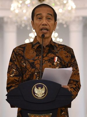 Presiden Joko Widodo menyampaikan keterangan pers terkait penangangan COVID-19 di Istana Bogor, Jawa Barat, Minggu (15/3/2020). Presiden meminta agar masyarakat Indonesia bekerja, belajar dan beribadah di rumah serta tetap tenang, tidak panik, tetap produktif agar penyebaran COVID-19 ini bisa dihambat dan diberhentikan. ANTARA FOTO/Sigid Kurniawan/pras.