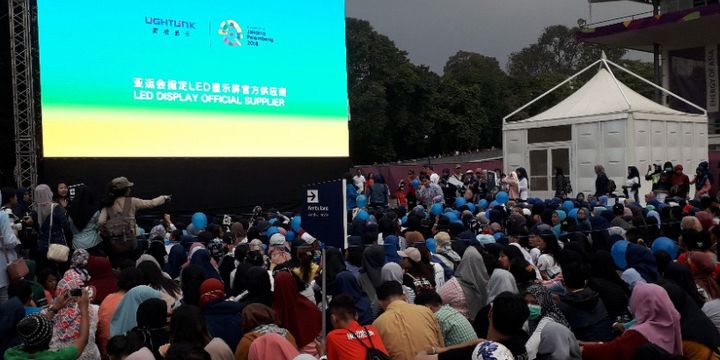 Penonton mulai mendatangi area nobar upacara penutupan Asian Games 2018 di halaman Istora Senayan, Minggu (2/9/2018).