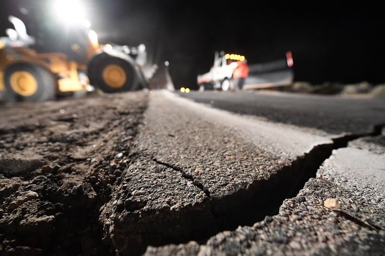 Petugas pekerjaan jalan memperbaiki kerusakan jalan akibat gempa pada Jumat (5/7/2019) di Ridgecrest, California.