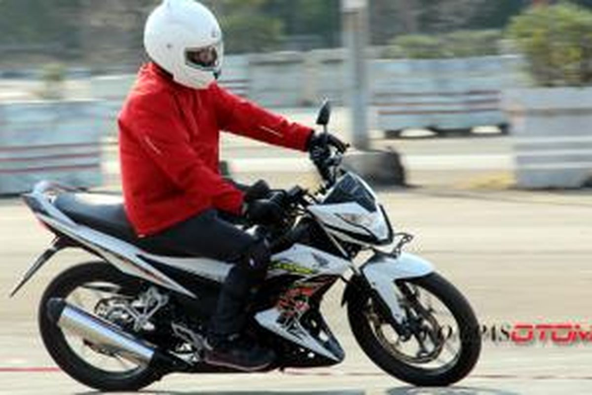 KompasOtomotif menjajal kelincahan dan akselerasi Hodna New Sonic 150R.