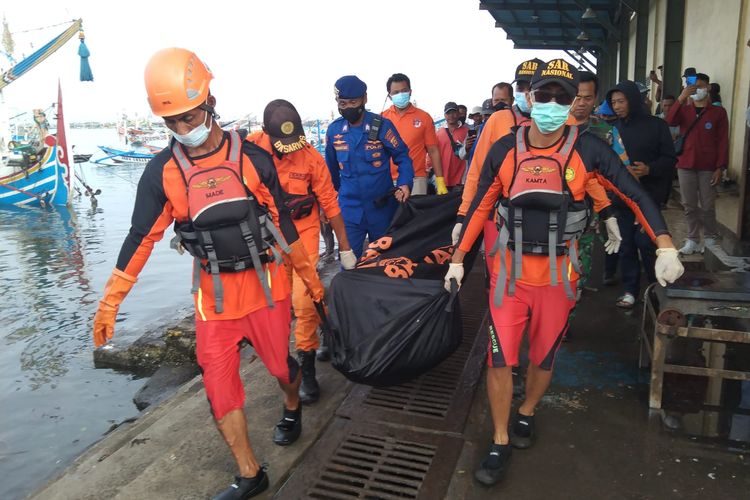 Petugas mengevakuasi mayat tanpa identitas yang ditemukan di Perairan Yeh Embang, Kecamatan Mendoyo, Kabupaten Jembrana, Provinsi Bali, Rabu (7/9/2022).