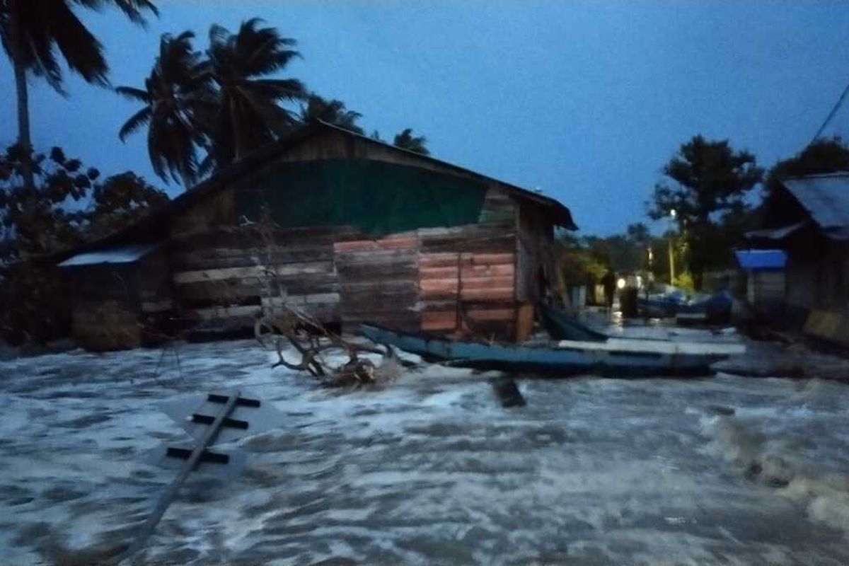 Banjir rob dan gelombang tinggi menerjang pesisir pantai Kabupaten Seram Bagian Timur, Maluku, Selasa (22/2/2022). Akibat musibah itu puluhan rumah warga mengalami kerusakan