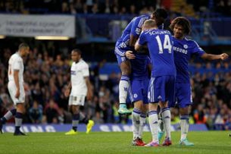 Para pemain City saat merayakan gol Oscar ke gawang Bolton Wanderers pada putaran ketiga Capital One Cup di Stadion Stamford Bridge, Rabu (25/9/2014). Chelsea menang 2-1 pada pertandingan tersebut.