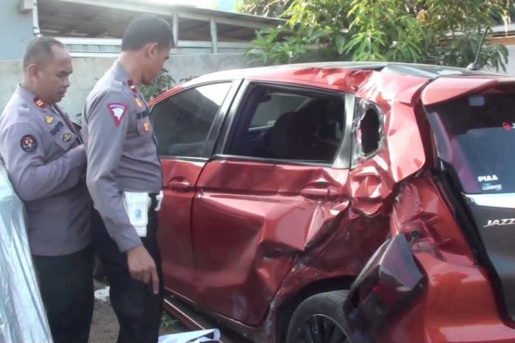 Sebuah mini bus yang dikendarai oleh oknum anggota DPRD Kabupaten Jeneponto telah diamankan oleh aparat kepolisian Polres Gowa, Sulawesi Selatan terkait kecelakaan lalulintas yang mengakibatkan empat korban kritis. Selasa, (5/9/2023).