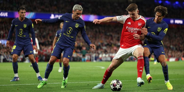 Viktor Gyokeres dibayangi oleh Giuliano Simeone dan Antoine Griezmann dalam pertandingan sepak bola semifinal leg kedua Liga Champions antara Arsenal dan Atletico Madrid di Stadion Emirates di London utara pada 5 Mei 2026. (Foto oleh Adrian Dennis / AFP)