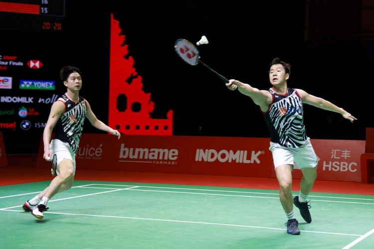 Aksi pasangan ganda putra Indonesia, Marcus Fernaldi Gideon/Kevin Sanjaya Sukamuljo, di ajang semifinal BWF World Tour Finals 2021 yang berlangsung di Mangupura Hall, The Westin Resort, Nusa Dua, Bali, Sabtu (4/12/2021).