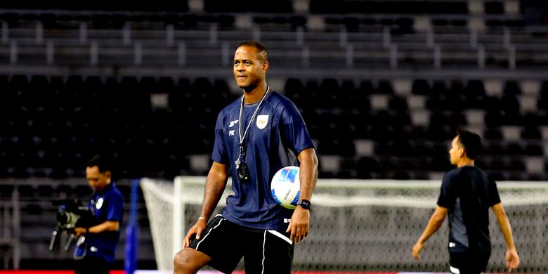 Jelang laga FIFA Matchday pelatih timnas Indonesia senior Patrick Kluivert memimpin ofisial training di Stadion Gelora Bung Tomo Surabaya, Jawa Timur, Kamis (4/9/2025) malam.