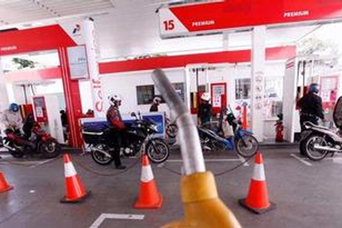 Pengendara sepeda motor mengisi bahan bakar minyak (BBM) bersubsidi ke kendaraannya di Stasiun Pengisian Bahan Bakar untuk Umum (SPBU) 34.10102 di jalan KH. Hasyim Ashari, Jakarta, Jumat (5/4/2013). Pemerintah berusaha merumuskan solusi pengendalian bahan bakar minyak bersubsidi mengingat kuota bulanan untuk periode Januari-Maret sudah jebol 6 persen. 

