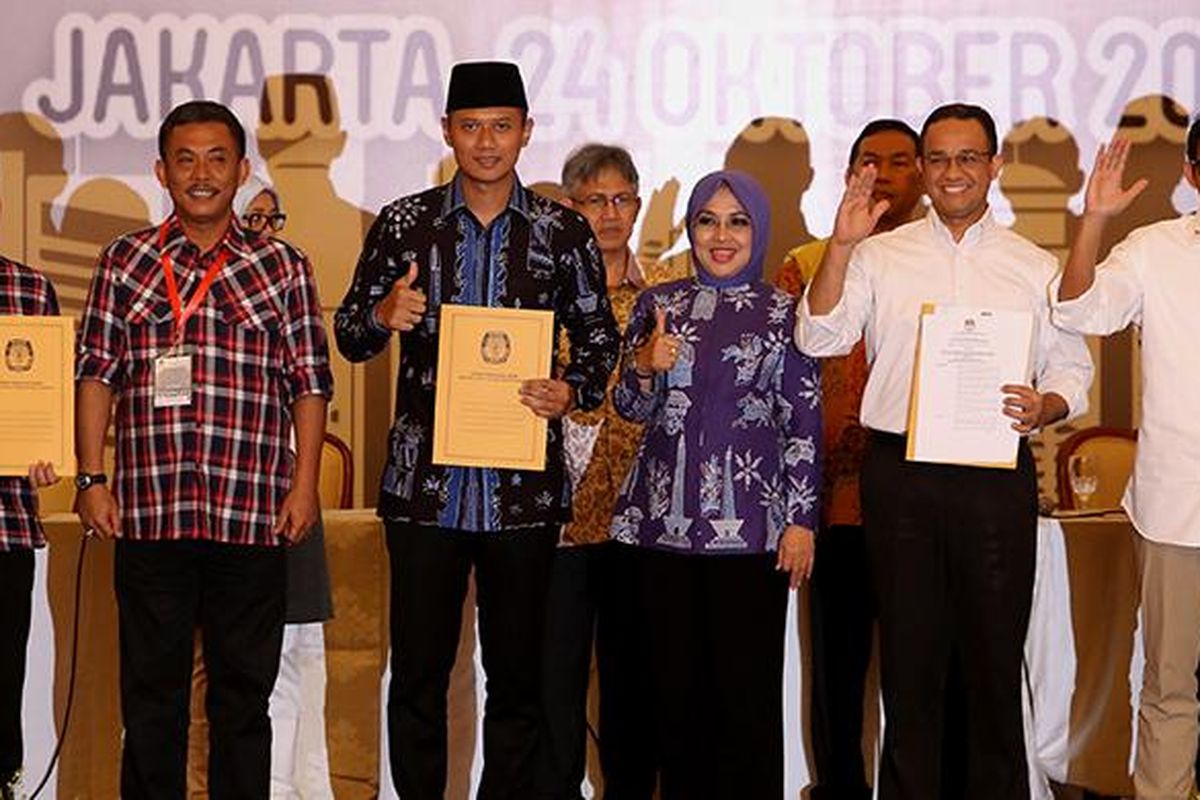 Para pasangan bakal calon gubernur-wakil gubernur DKI Jakarta berfoto bersama setelah penetapan pasangan calon gubernur-wakil gubernur DKI pada Pilkada 2017, di Balai Sudirman, Tebet, Jakarta Selatan, Senin (24/10/2016). Ketua Komisi Pemilihan Umum DKI Jakarta Soemarno memastikan Pilkada DKI Jakarta 2017 diikuti tiga pasang calon gubernur dan calon wakil gubernur. 
