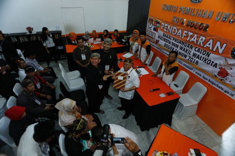 Pasangan calon wali kota dan wakil wali kota Edgar Suratman-Sefwelly Gynanjar saat menyerahkan berkas persyaratan pendaftaran peserta Pilkada Kota Bogor, Rabu (10/1/2018).