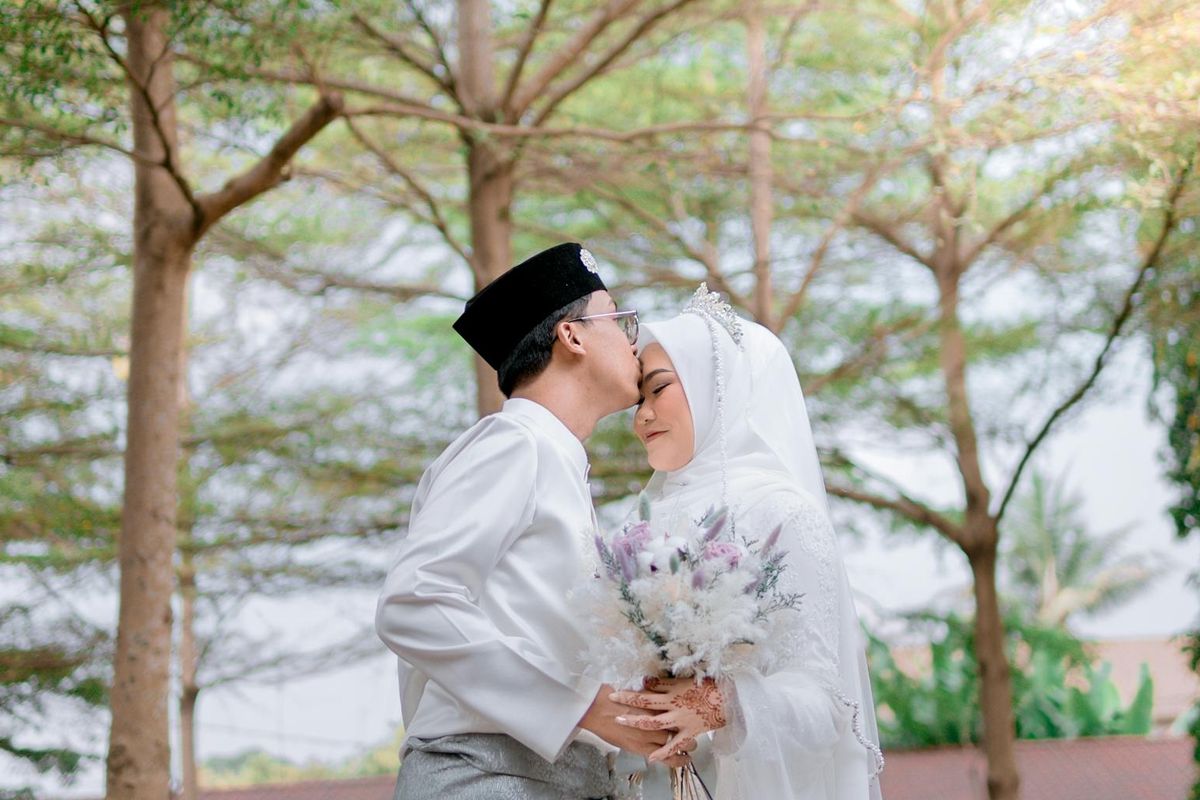 Ilustrasi menikah. Lirik dan arti lagu ?Tepuk Sakinah? kini viral di TikTok. Lagu ini jadi cara unik KUA mengedukasi calon pengantin tentang makna sakinah, mawaddah, dan rahmah dalam rumah tangga.