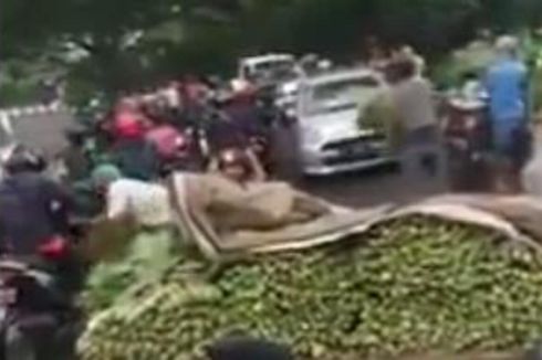 Viral Video Pedagang Buang dan Bagikan Sayur ke Pengguna Jalan, Kesal karena Dagangan Tak Laku