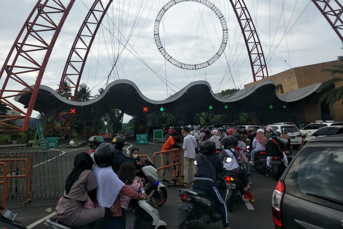 Pengunjung yang hendak masuk ke Taman Impian Jaya Ancol di Jakarta Utara, Jumat (14/5/2021). Foto diambil di Pintu Barat Ancol.