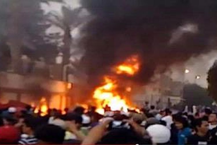 Kebakaran di depan KJRI Jeddah, Minggu (9/6/2013) akibat amuk massa warga Indonesia yang kecewa dengan pelayanan untuk mendapatkan dokumen perjalanan.