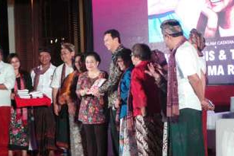 Gubernur DKI Jakarta Basuki Tjahaja Purnama saat menerima buku 