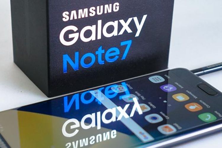 Samsung Galaxy Note 7 berikut kotak kemasannya.