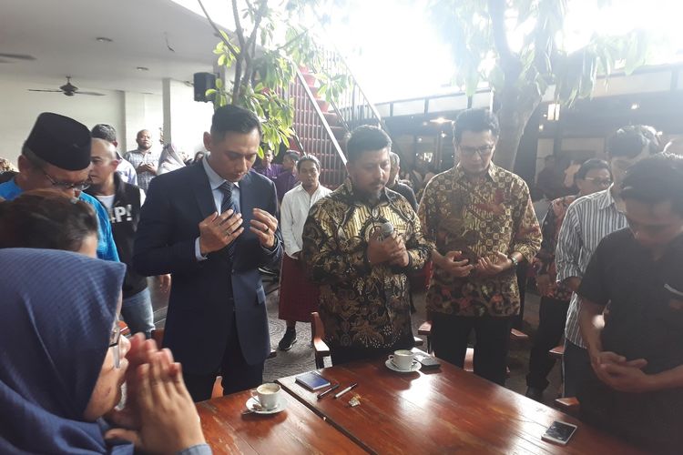 AHY (tengah) mendoakan Ibu Ani Yudhoyono bersama pengurus Partai Demokrat Jatim di Surabaya, Rabu (27/3/2019)