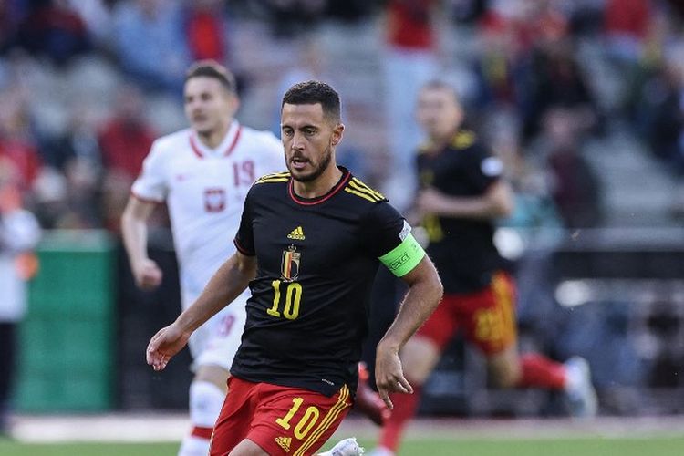 Gelandang Belgia Eden Hazard (R) memperebutkan bola dengan bek Polandia Kamil Glik (L) selama pertandingan sepak bola UEFA Nations League - League A - Grup 4 antara Belgia dan Polandia di Stadion King Baudouin di Brussels, pada 8 Juni 2022. Terkini, Eden Hazard bakal mempersiapkan diri untuk tampil dalam perhelatan akbar Piala Dunia 2022.