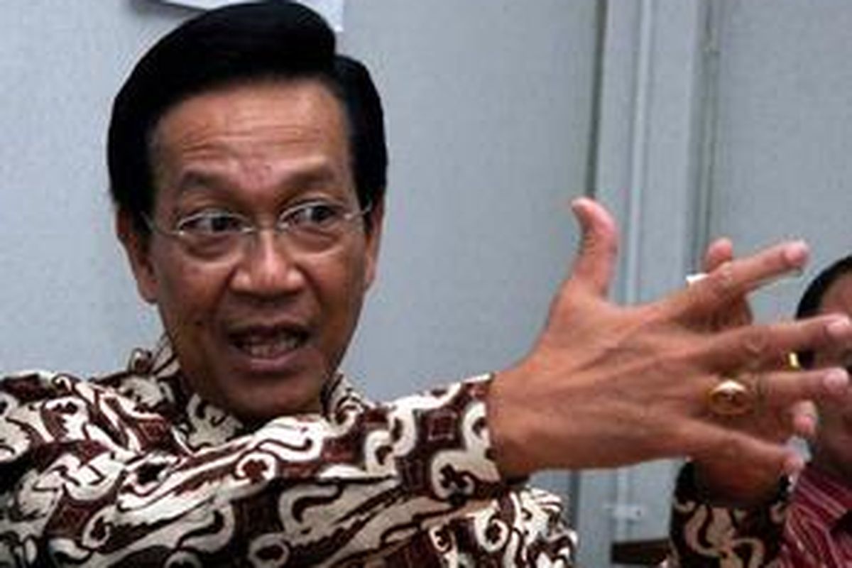 Gubernur Daerah Istimewa Yogyakarta Sri Sultan Hamengku Buwono X, ketika berkunjung ke kantor Persda Kompas Gramedia, Jakarta, Senin (28/4). Sultan datang untuk berdiskusi bersama jajaran redaksi membahas persoalan kebudayaan dan kebangsaan.