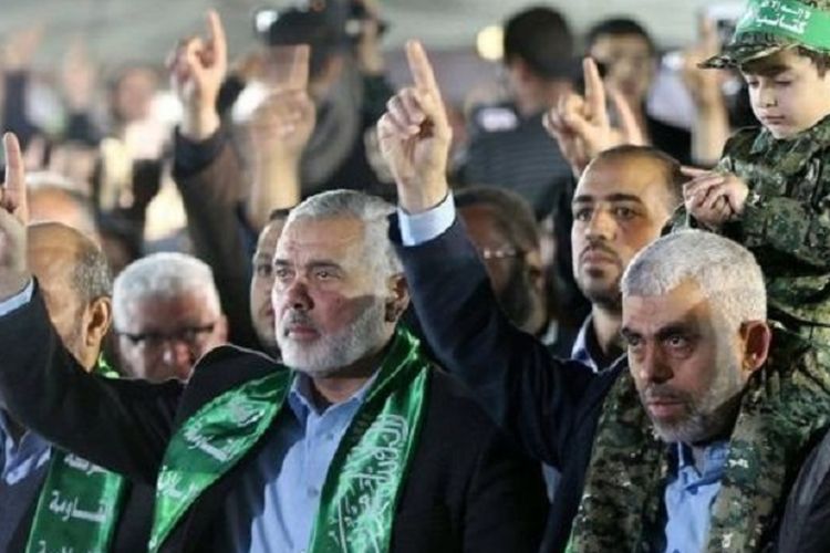 Ismail Haniya (tengah) dan pemimpin Hamas lainnya.
