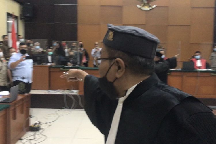 Sejumlah kuasa hukum terdakwa Rizieq Shihab berteriak ke arah Jaksa Penuntut Umum (JPU) dan hakim dalam persidangan dengan agenda pembacaan dakwaan di Pengadilan Negeri Jakarta Timur, Cakung, Jakarta Timur pada Selasa (16/3/2021) siang.(KOMPAS.com/WAHYU ADITYO PRODJO) 