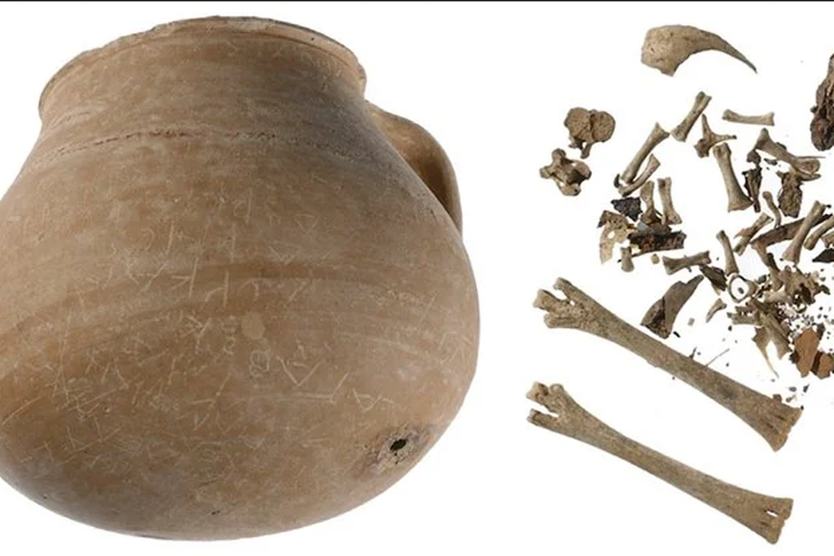 Guci berisi potongan bagian ayam dipakai untuk mengutuk orang 2300 tahun yang lalu. 