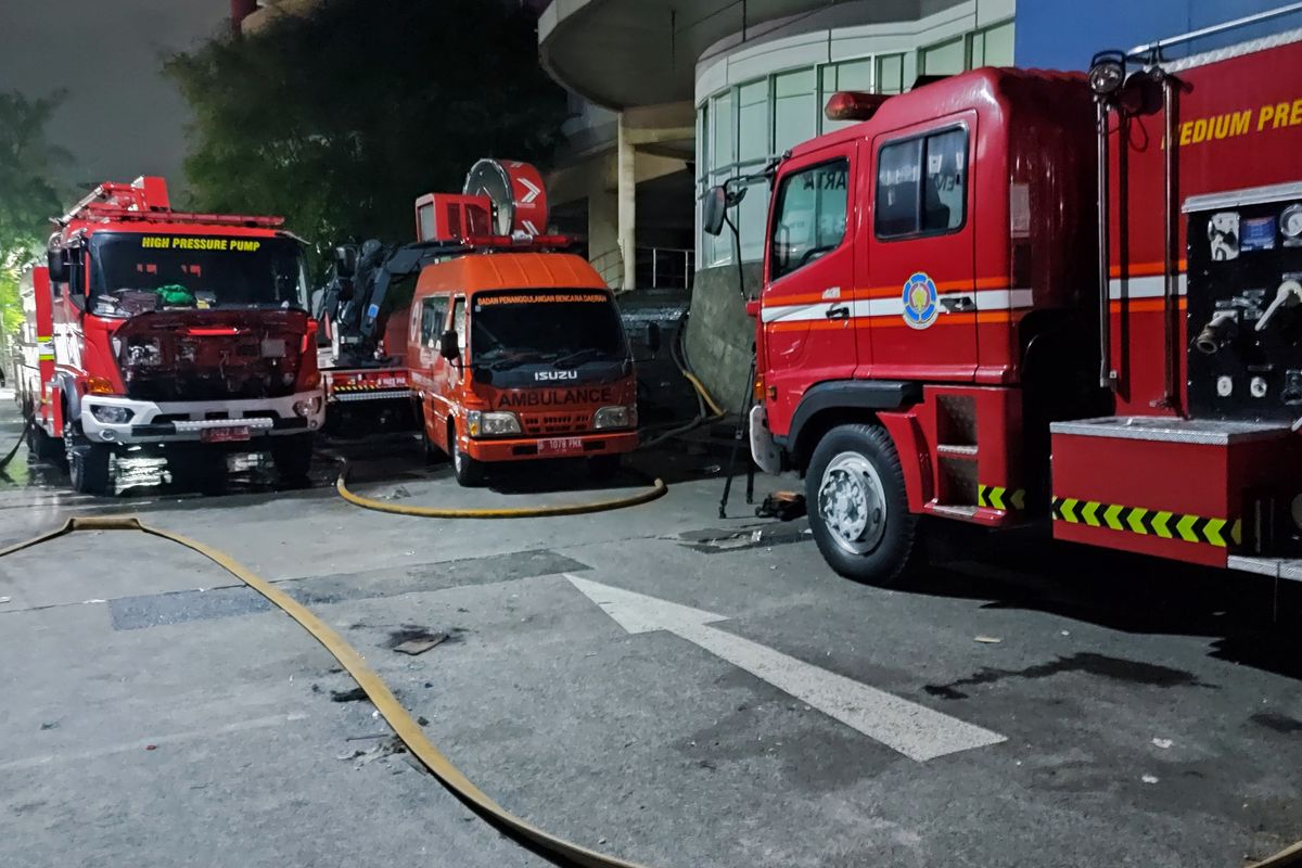 Mobil pemadam kebakaran terus bersiaga untuk pendinginan dan Glodok Plaza hingga malam hari. 