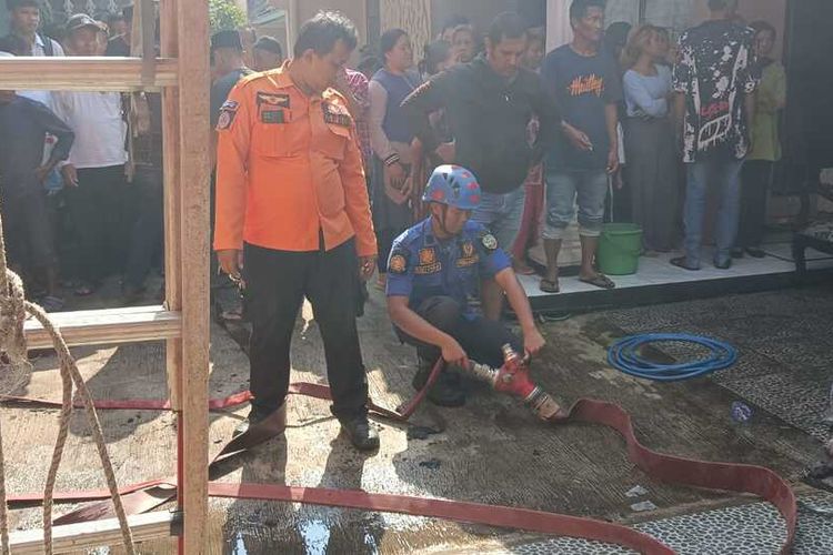 Tim pemadam kebakaran Kota Tasikmalaya sedang melakukan proses pendinginan rumah terbakar akibat ponsel meledak di Kecamatan Purbaratu Kota Tasikmalaya, Jawa Barat, Selasa (23/8/2022).