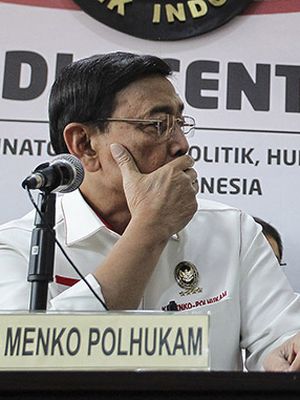 Kapolri Jenderal Pol Tito Karnavian (tengah) disaksikan Menko Polhukam Wiranto (kiri) dan Kepala KSP Moeldoko (kanan) menunjukkan barang bukti senjata api saat menyampaikan konferensi pers perkembangan pascakerusuhan di Jakarta dini hari tadi, di kantor Kemenko Polhukam, Jakarta, Rabu (22/5/2019). Menko Polhukam mengatakan Pemerintah sudah mengetahui dalang dari aksi kerusuhan yang terjadi setelah unjuk rasa di depan Bawaslu dan memastikan aparat keamanan akan menindak tegas secara hukum.