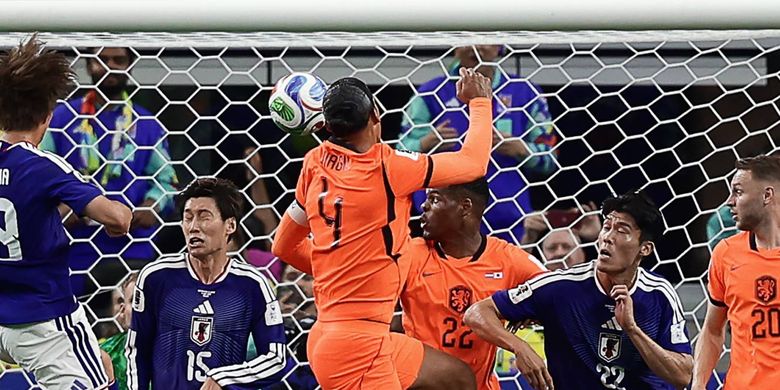 Daichi Kamada (tengah) menyundul bola dan mencetak gol kedua timnya dalam pertandingan sepak bola Grup F Piala Dunia 2026 Belanda vs Jepang di Stadion Dallas di Arlington pada 14 Juni 2026. (Foto oleh Aric Becker / AFP)
