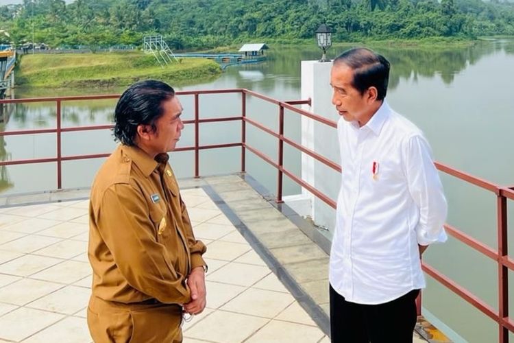 Penjabat Gubernur Banten Al Muktabar saat berbincanh dengan Presiden Joko Widodo di bendungan Sindangheula, Serang