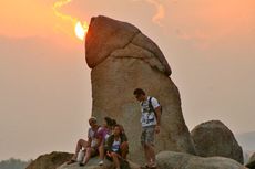 Turis Berfoto Bugil di Batu Keramat, Warga Pulau Koh Samui Berang