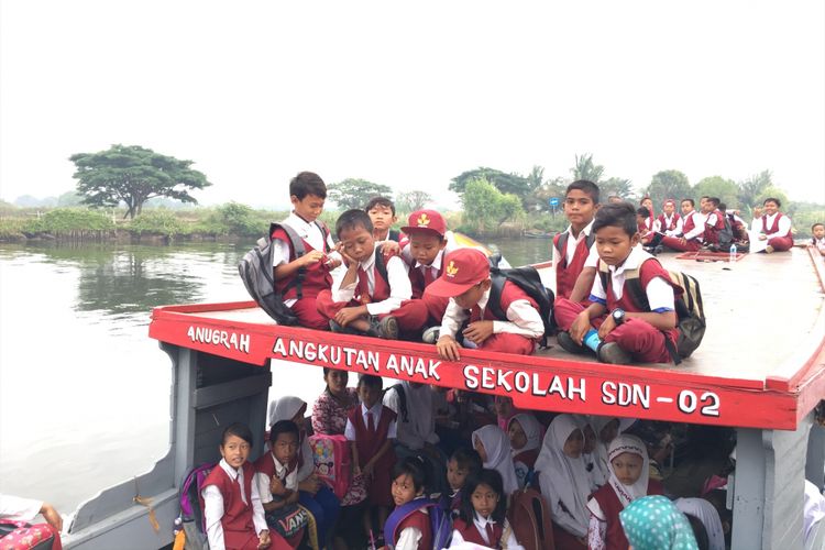 Perahu Anugrah khusus digunakan antar jemput anak sekolah SDN 02 Pantai Bahagia, di Kecamatan Muara Gembong, Kabupaten Bekasi, Rabu (23/8/2017).