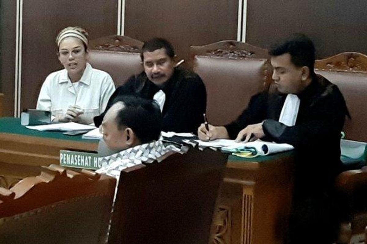 Terdakwa dugaan KDRT Nikita Mirzani saat berdebat dengan saksi, Dipo Latief, dalam sidang dugaan penganiayaan di PN Jakarta Selatan, Senin (30/3/2020).