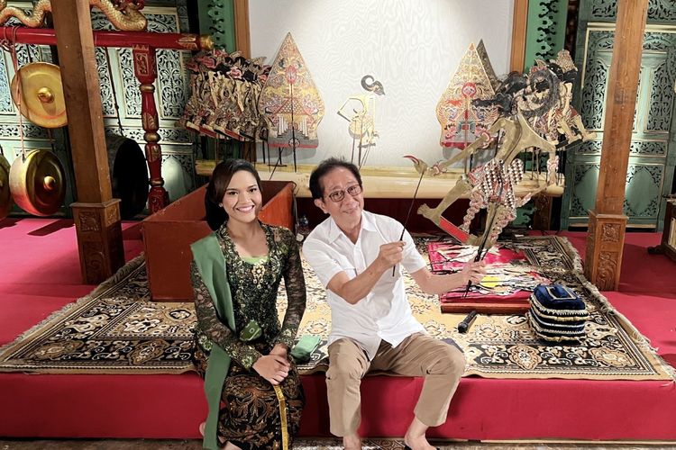 Direktur Sido Muncul Irwan Hidayat bersama sinden wayang kulit asal Yogyakarta Elisha Ocarus Allaso di tengah pembuatan iklan baru Tolak Linu.