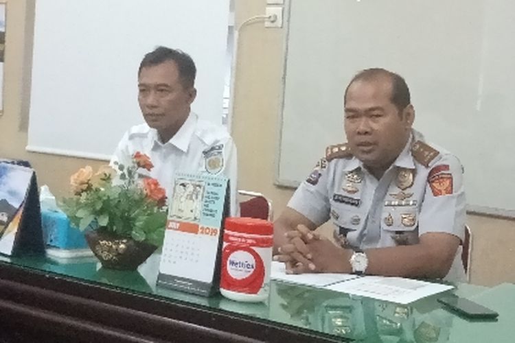 Manajer Pengamanan PT KAI Divre II Sumbar, AKBP Jefry Indrajaya (kiri) dan Manajer Operasional Roeslan memberikan keterangan pers, Rabu (19/6/2019)