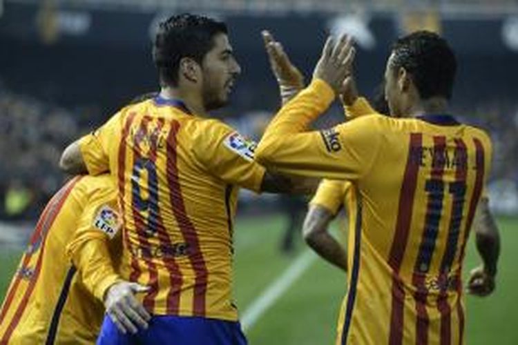 Luis Suarez (nomor 9) menjadi pencetak gol Barcelona pada laga Divisi Primera La Liga kontra Valencia di Stadion Mestalla, Sabtu (5/12/2015) waktu setempat. Laga itu berakhir imbang 1-1.