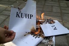 Protes Komisioner KY Jadi Tersangka, Dosen dan Mahasiswa Bakar KUHP