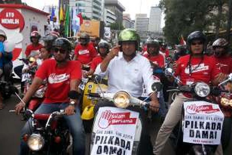 Calon gubernur DKI Jakarta nomor urut tiga, Anies Basweda saat mengendarai Vespa berwarna putih saat arak-arakan pasangan cagub dan cawagub usai deklarasi kampanye damai, Sabtu (29/10/2016).