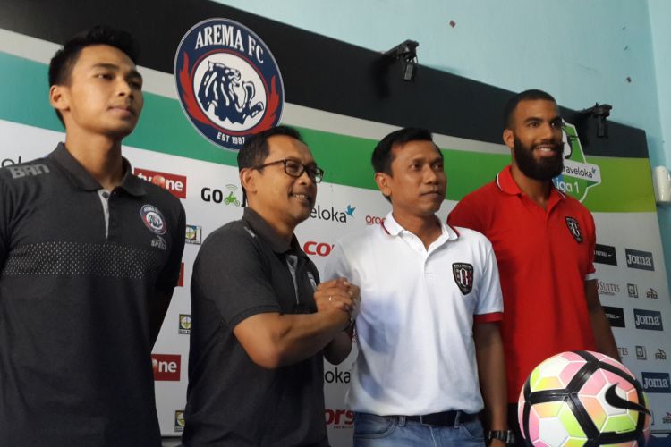 Pelatih Arema FC Aji Santoso dan Pelatih Bali United Widodo C Putro saat konferensi pers pra pertandingan di Kantor Arema FC, Jumat (16/6/2017)