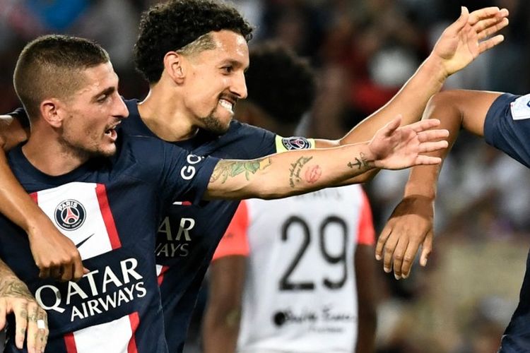 Marquinhos dan Marco Verratti merayakan gol Kylian Mbappe dalam laga pekan kedua Liga Perancis 2022-2023 di Stadion Parc des Princes, 13 Agustus 2022. Terkini, Verratti resmi memperpanjang kontrak di PSG hingga 2026.