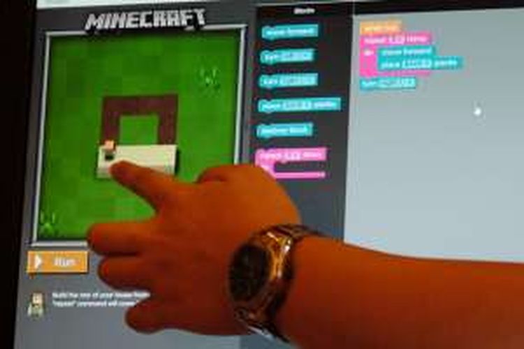 Tampilan aplikasi Hour of Code edisi Minecraft yang dipakai untuk mengajarkan dasar ilmu pemrograman pada anak-anak, saat diperlihatkan dalam acara Micorosft Philantropies Summit, di Singapura, Rabu (29/6/2016)
