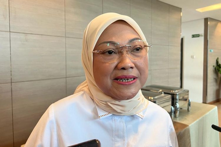 Menteri Ketenagakerjaan (Menaker) Ida Fauziyah usai rapat internal di Kantor Kementerian PUPR, Jakarta, Rabu (28/12/2022).

