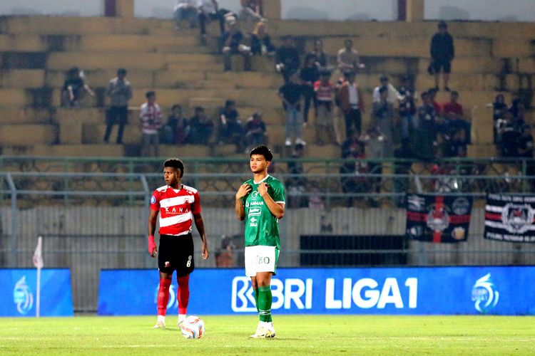 Pemain PSS Sleman Hokky Caraka jelang kick off saat laga pekan ke-30 Liga 1 2023-2024 melawan Madura United yang berakhir dengan skor 0-0 di Stadion Gelora Bangkalan, Jumat (29/3/2024) malam.