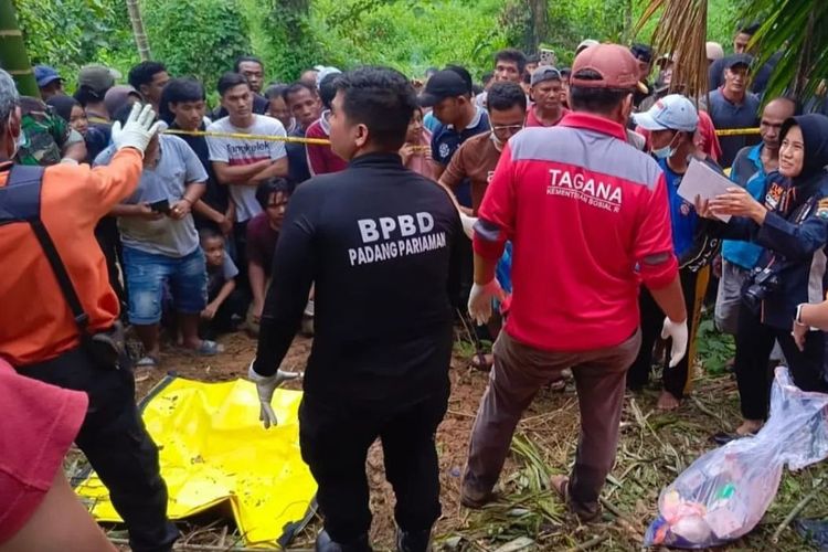 Suasana proses evakuasi jenazah Nia Kurnia Sari (18), gadis penjual gorengan, yang ditemukan terkubur di areal hutan di Korong Pasa Surau, Nagari Guguak, Kecamatan 2 x 11 Kayu Tanam, Kabupaten Padang Pariaman, Sumatera Barat, Minggu (8/9/2024).