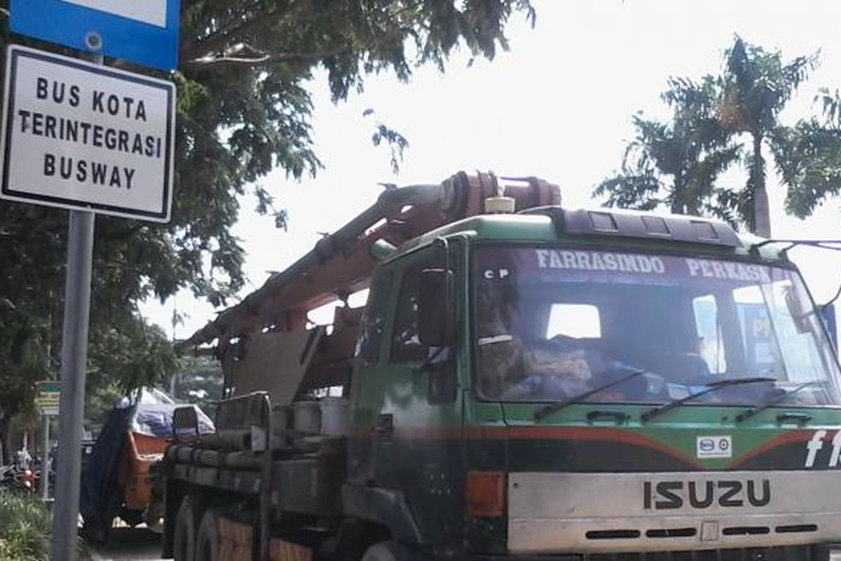 Tempat pemberhentian bus kota terintegrasi busway (BKTB) dimanfaatkan sopir truk di kawasan proyek Pantai Indah Kapuk Mall menjadi tempat parkir, Kamis (13/2/2014).