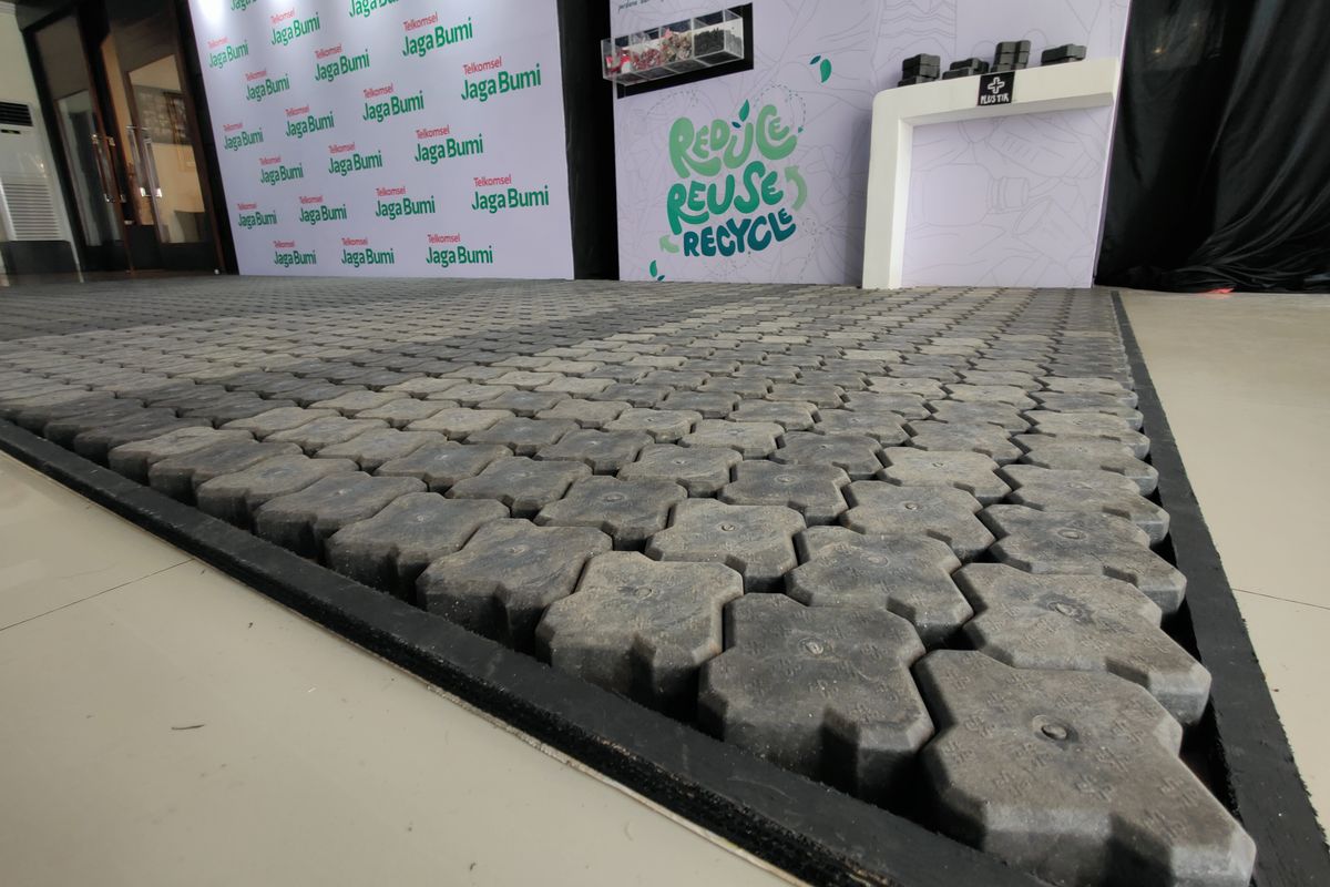 Paving block hasil produksi startup PlusTik ini terbuat dari plastik yang berasal dari limbah cangkang kartu SIM operator seluler Indonesia. 