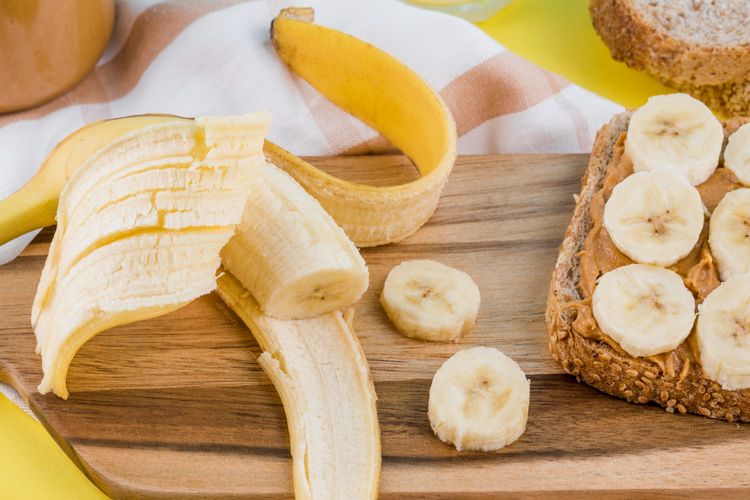 Pisang adalah salah satu buah yang baik untuk mengatasi asam lambung. Selain pisang, ada buah-buahan lain, seperti kurma, melon, dan apel.