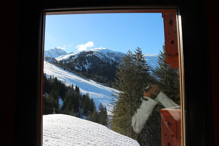 Pemandangan Pegunungan Alpen dilihat dari dalam bangungan resor inklusif Club Med Valmorel, Les Avanchers, Valmorel, Perancis, Selasa (11/4/2018). Pegunungan Alpen merupakan salah satu tujuan wisatawan dari berbagai belahan dunia untuk bermain ski.